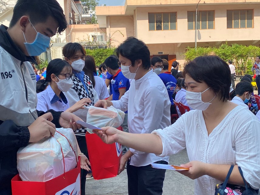 Hô Chi Minh-Ville vient en aide aux enfants impactés par l’épidémie